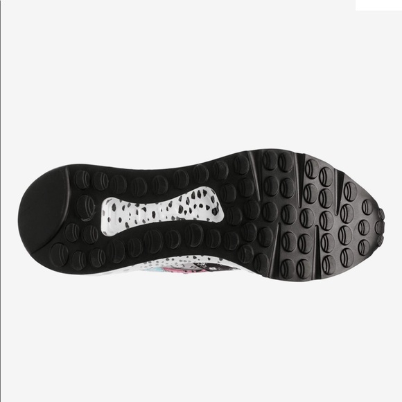 Eye-catching design on a leather and textile upper - Picture 2 of 3